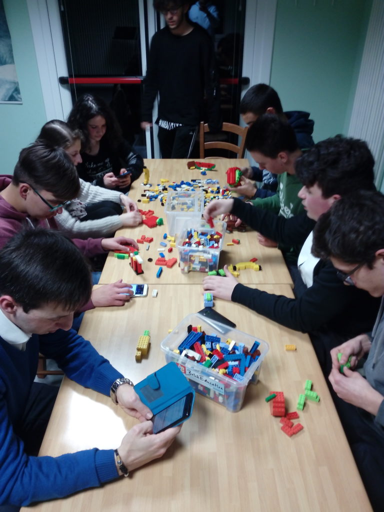 adolescenti gruppo studio apprendere brick costruzioni