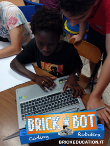 Adolescente coding robotica
