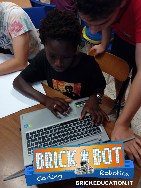 Adolescente coding robotica