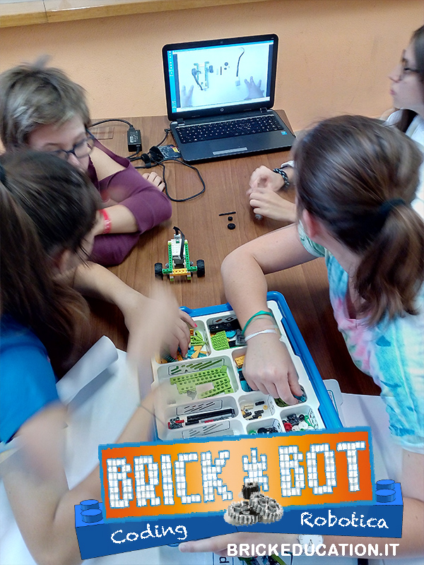 Ragazze lavorano robotica e coding