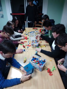 adolescenti gruppo studio apprendere brick costruzioni