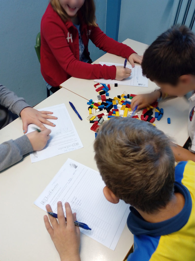 bambini scuola primaria apprendere felici mattoncini classe Lego